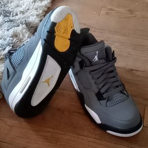 Jordans Big Kids sz 6.